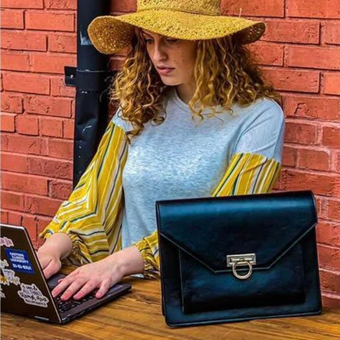 STG Tablet Messenger Bag